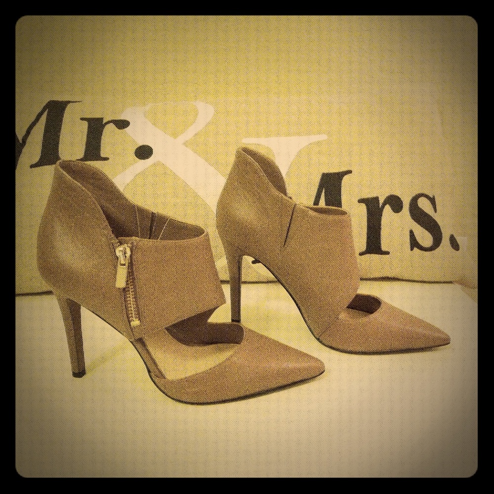 Tan/ camel Jessica Simpson booties